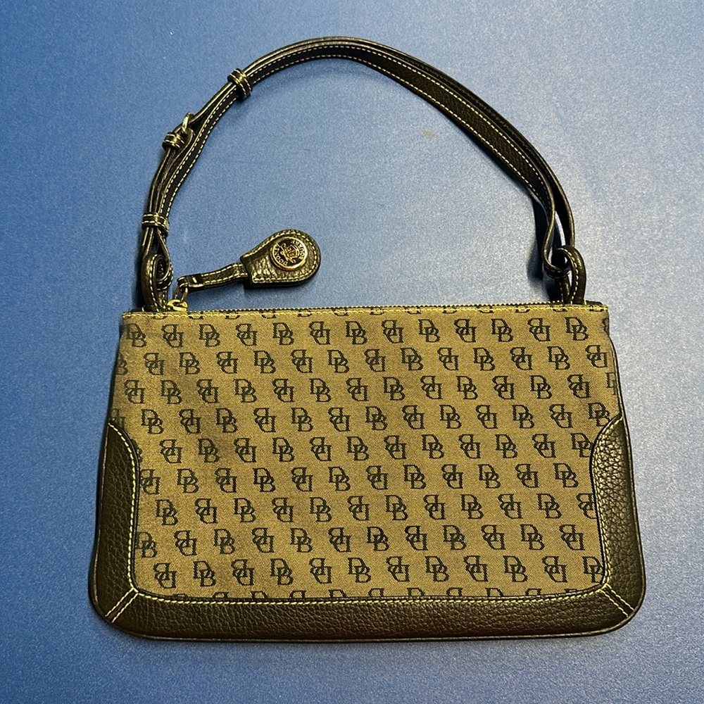 Dooney & Bourke black signature purse.